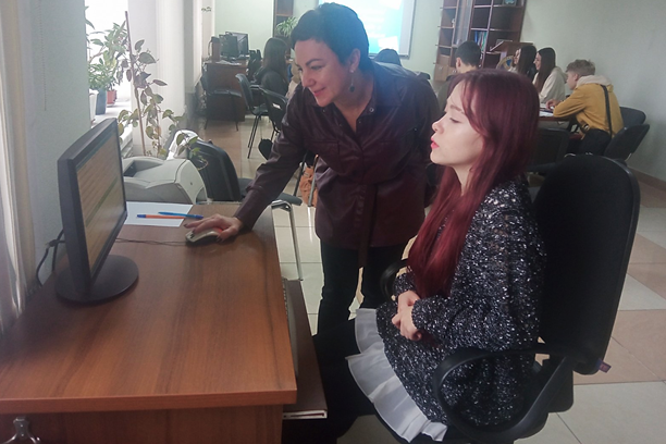 Майбутня психологиня бізнесу та управління Олеся Білоусова проходить комп'ютерну психодіагностику під супроводом Оксани Гороховської